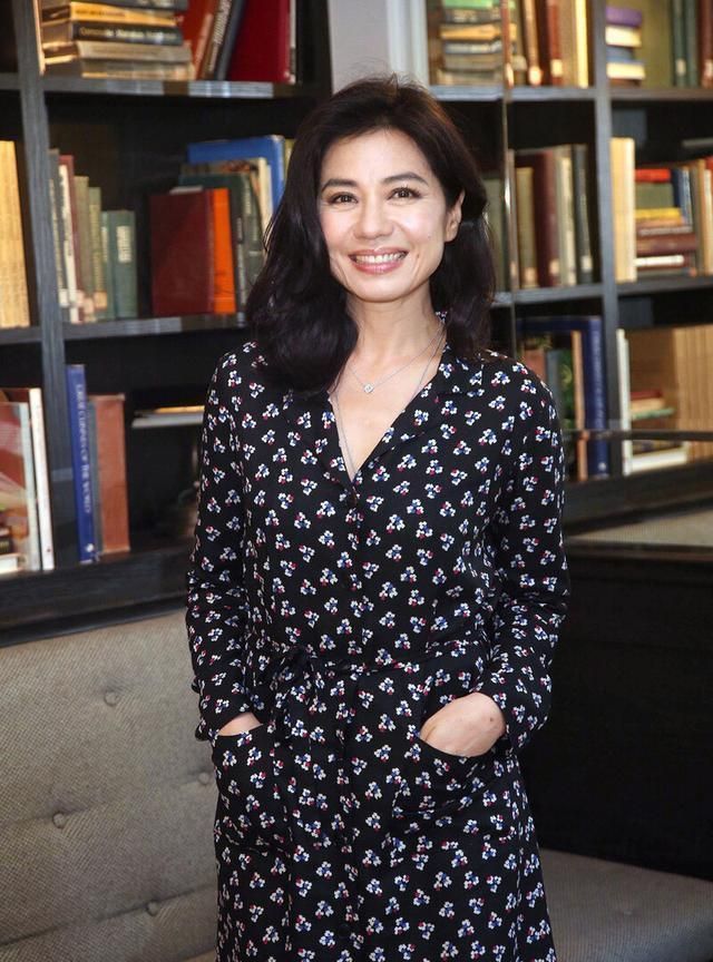 60岁钟楚红真敢穿,军绿色衬衣不系扣,丰盈身材不像60后