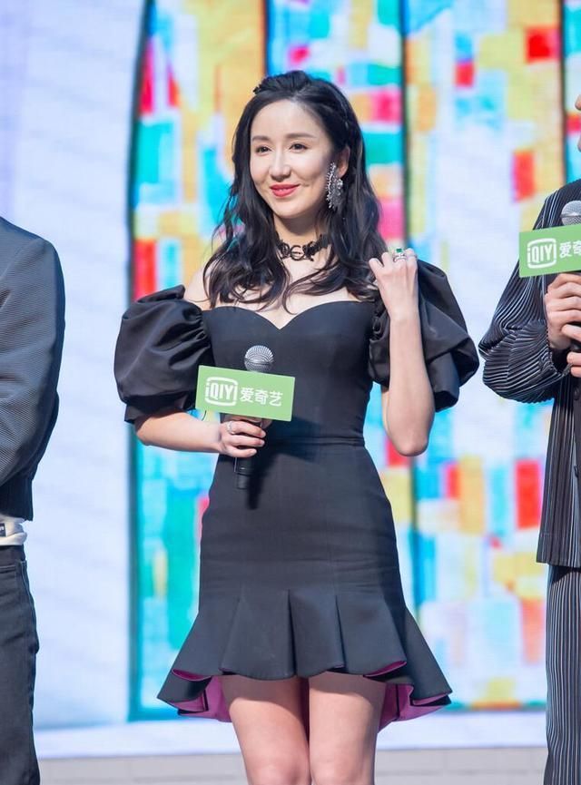 娄艺潇肉感身材太美了,穿泡泡袖紧身裙,窈窕曲线真迷人|娄艺潇|裙子