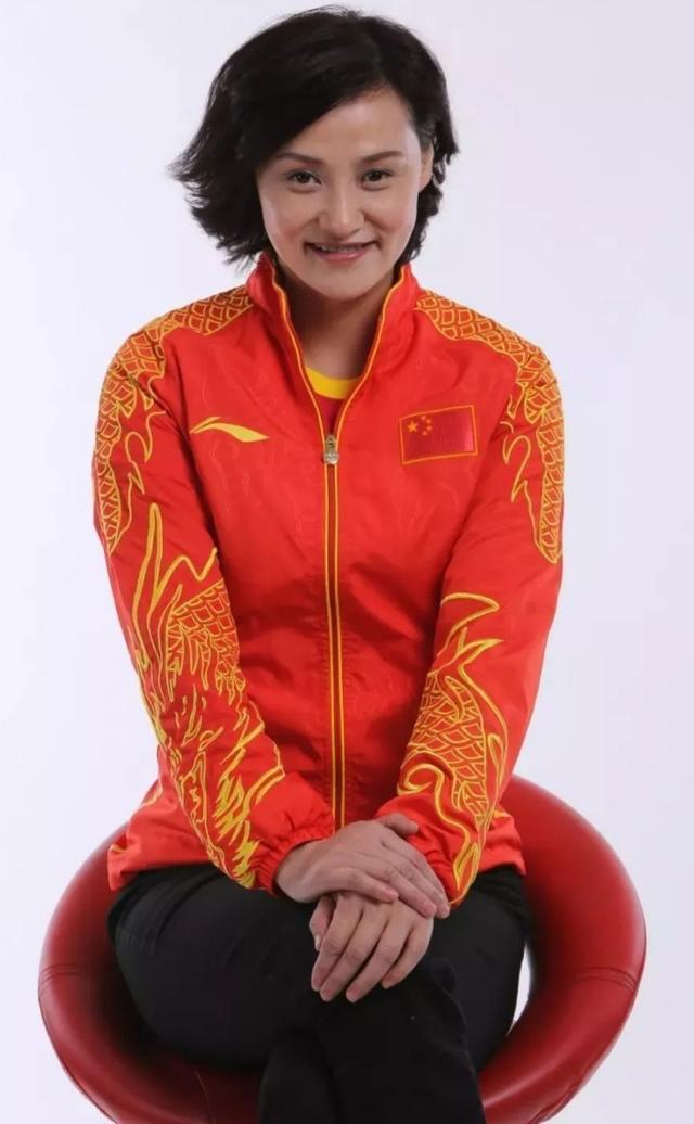 50岁跳水女皇高敏,菜地旁赤脚跳舞,素颜出镜尽显沧桑