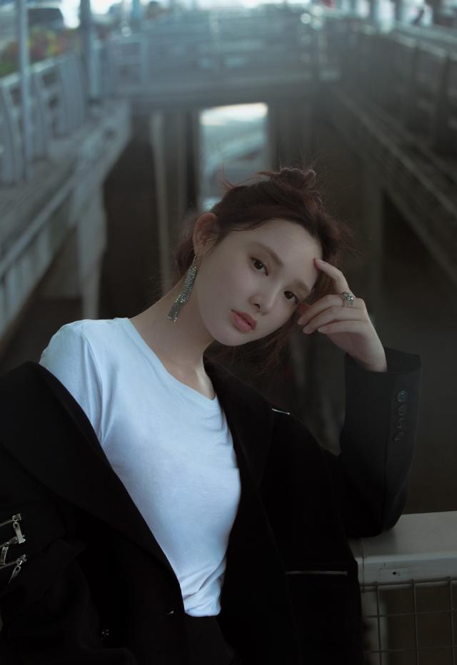 彭小苒太美了,洋气礼服宛如精灵公主,私服不经意显绝好身材