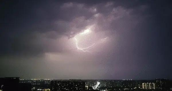 雷阵雨云团向东偏南移动，北京两地将有强降雨+7级大风+冰雹|雷阵雨|大风|多云_新浪新闻