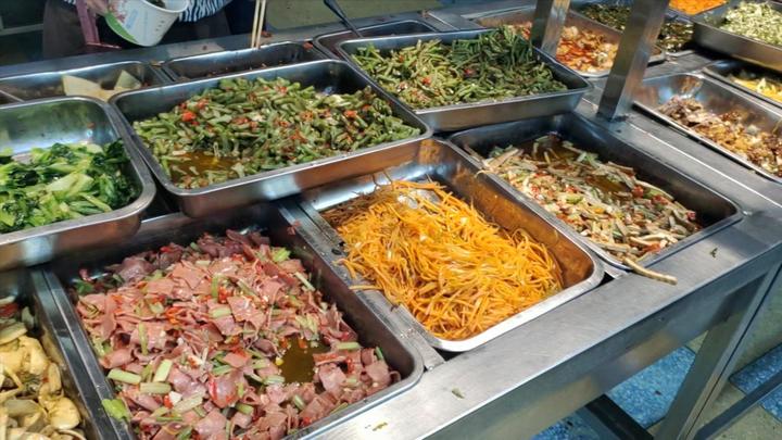 书记来工厂视察,坚持去食堂吃工作餐,谁知竟发生意外!