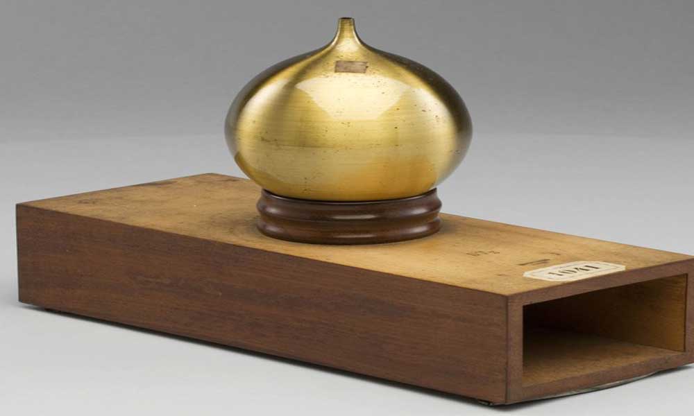 在亥姆霍兹的装置中,共振器声音是由空气在具有一个开口的空腔中振动