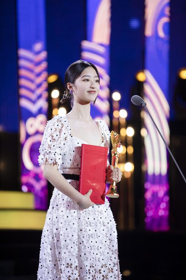 邓恩熙获最受传媒关注新人女演员少女佳禾演绎倔强青春