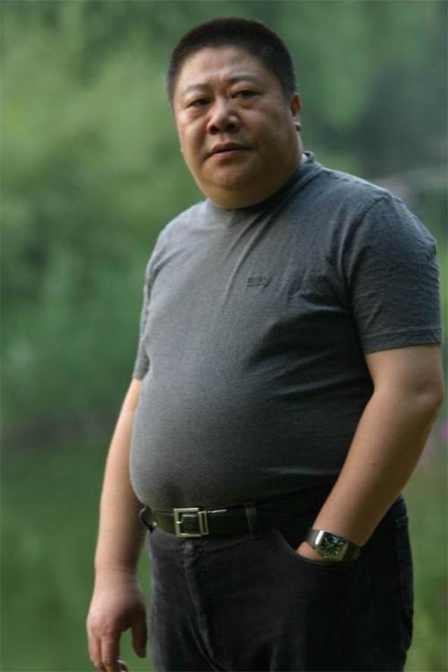 荧幕上演小角色生活中的大孝子54岁老来得女将妻儿宠上天