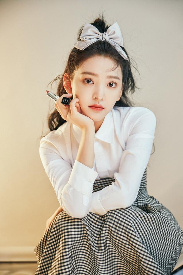 章若楠不愧是"氧气少女",衬衫抹胸裙配蝴蝶结发卡,甜美优雅