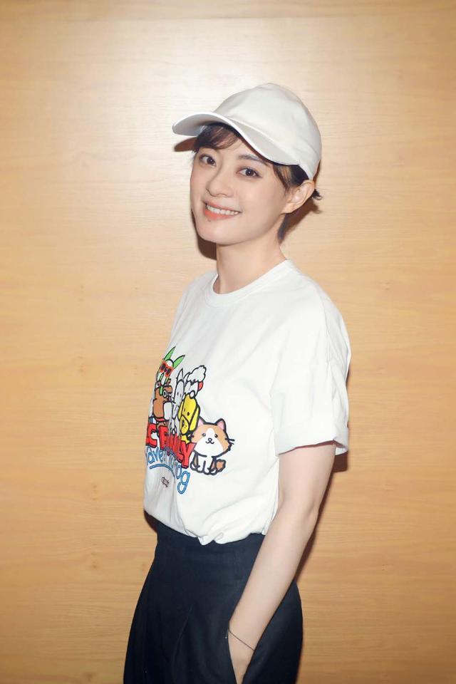 38岁孙俪直播首秀美成仙女!穿199短袖毫无巨星范,牛奶肌太吸睛