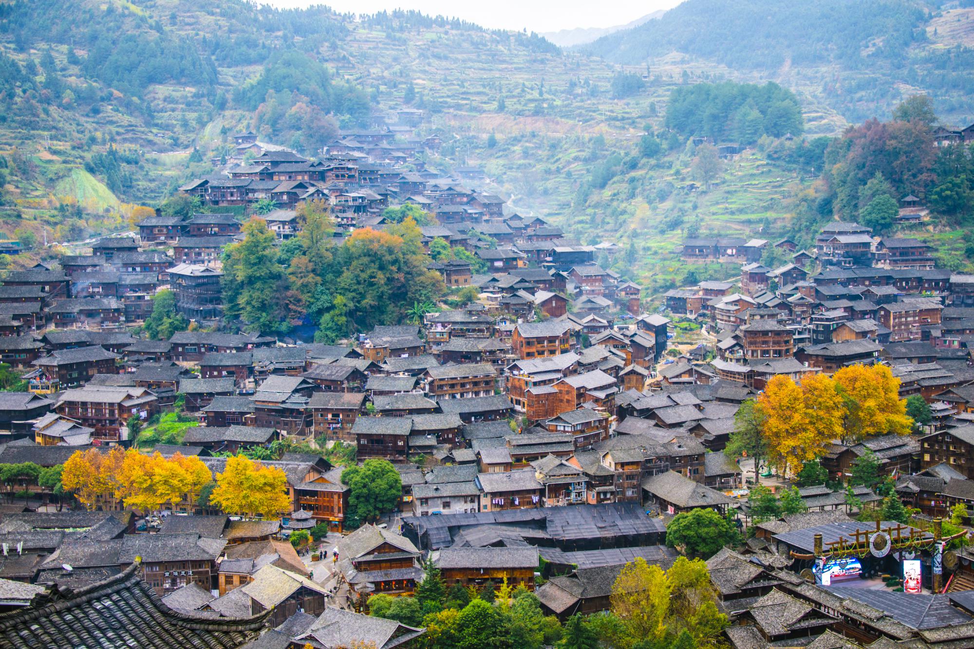 世界上最大的苗族聚居村寨西江千户苗寨有着中国苗都的美誉