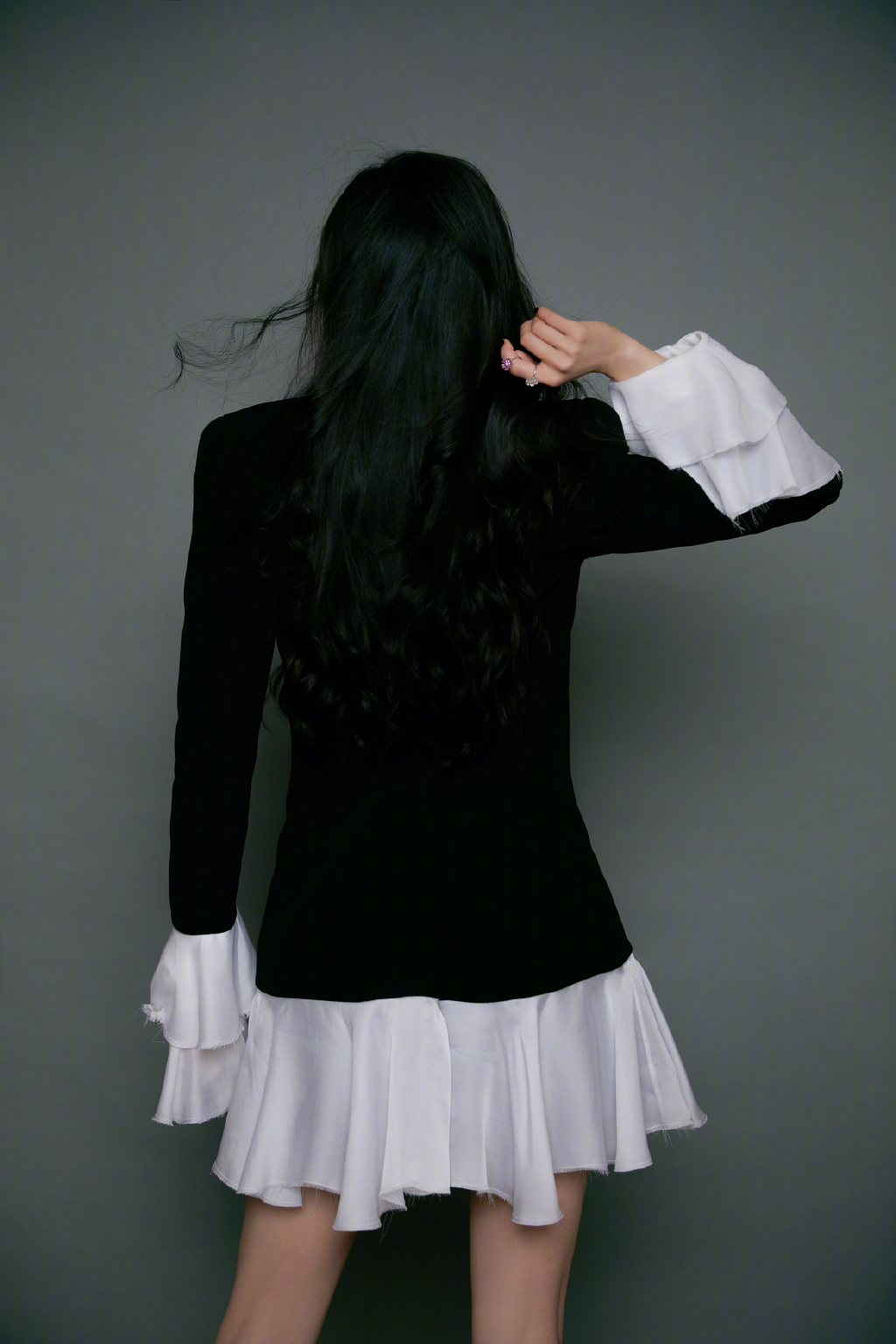 杨幂穿闪钻亮片连衣裙高级惊艳,穿西服裙装干练时髦,女王范十足