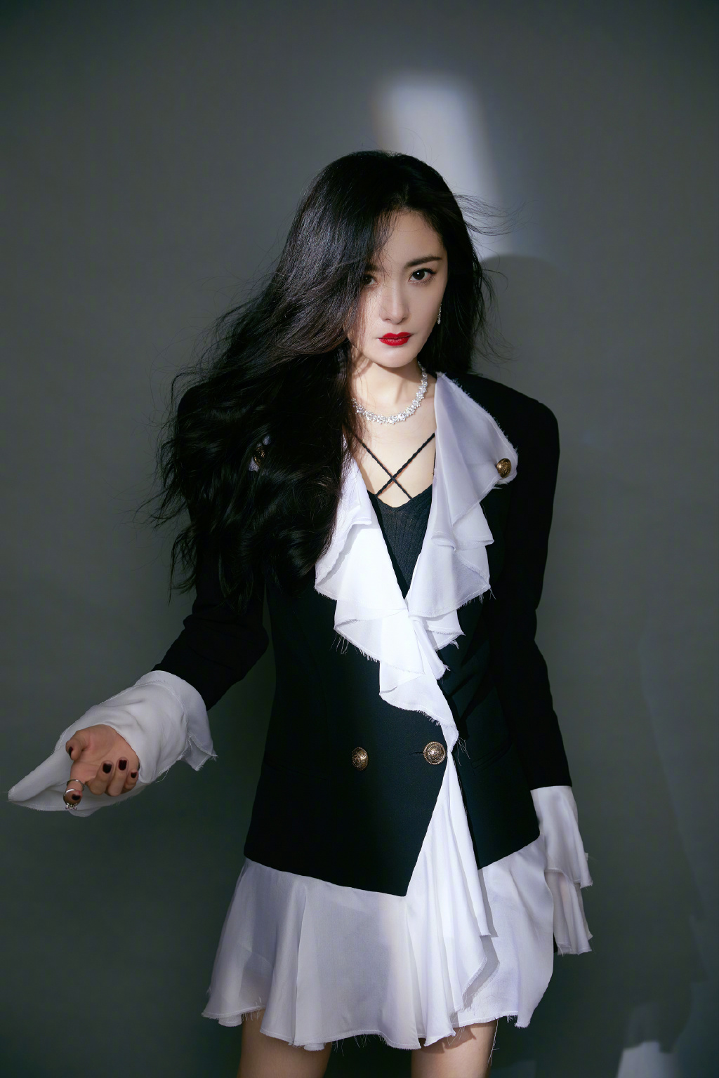 杨幂穿闪钻亮片连衣裙高级惊艳穿西服裙装干练时髦女王范十足