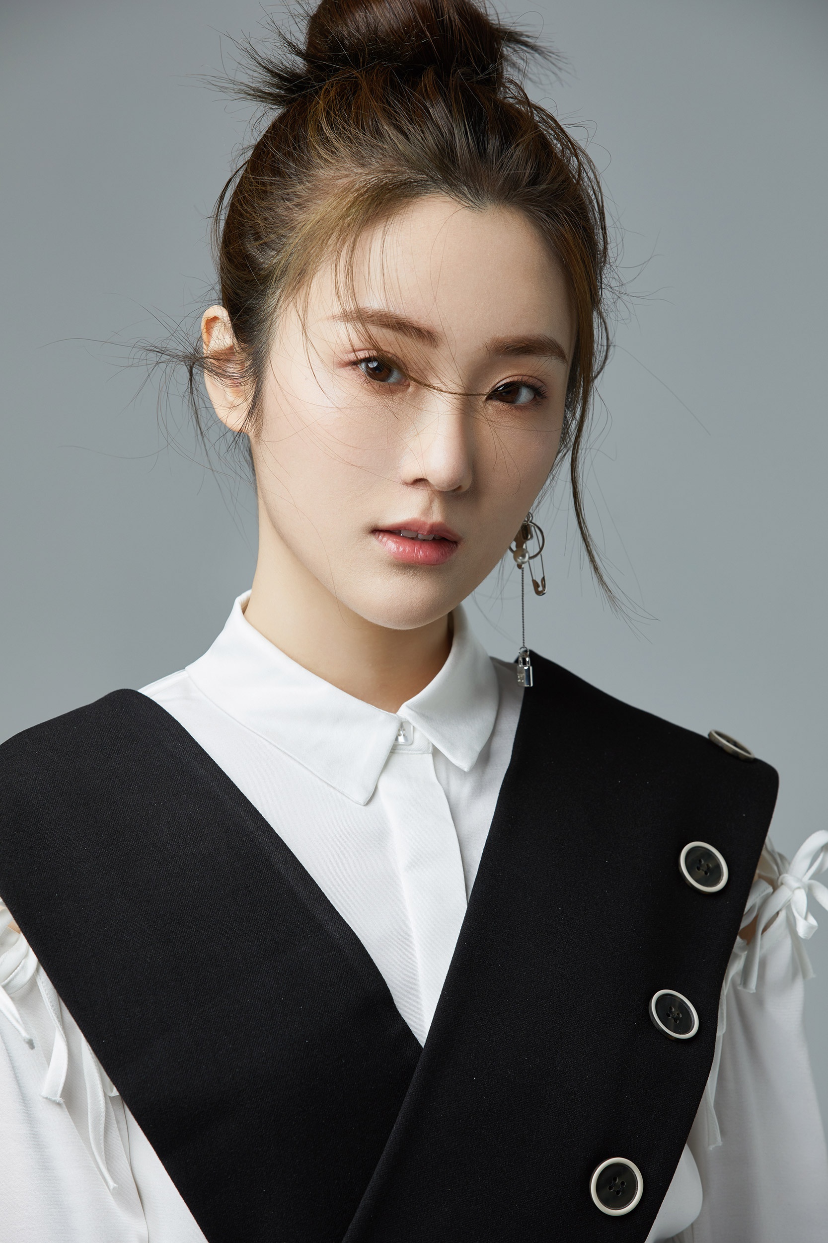 全能少女张可盈曝光学院风写真 简约时髦质感十足|老酒馆|张可盈|可可