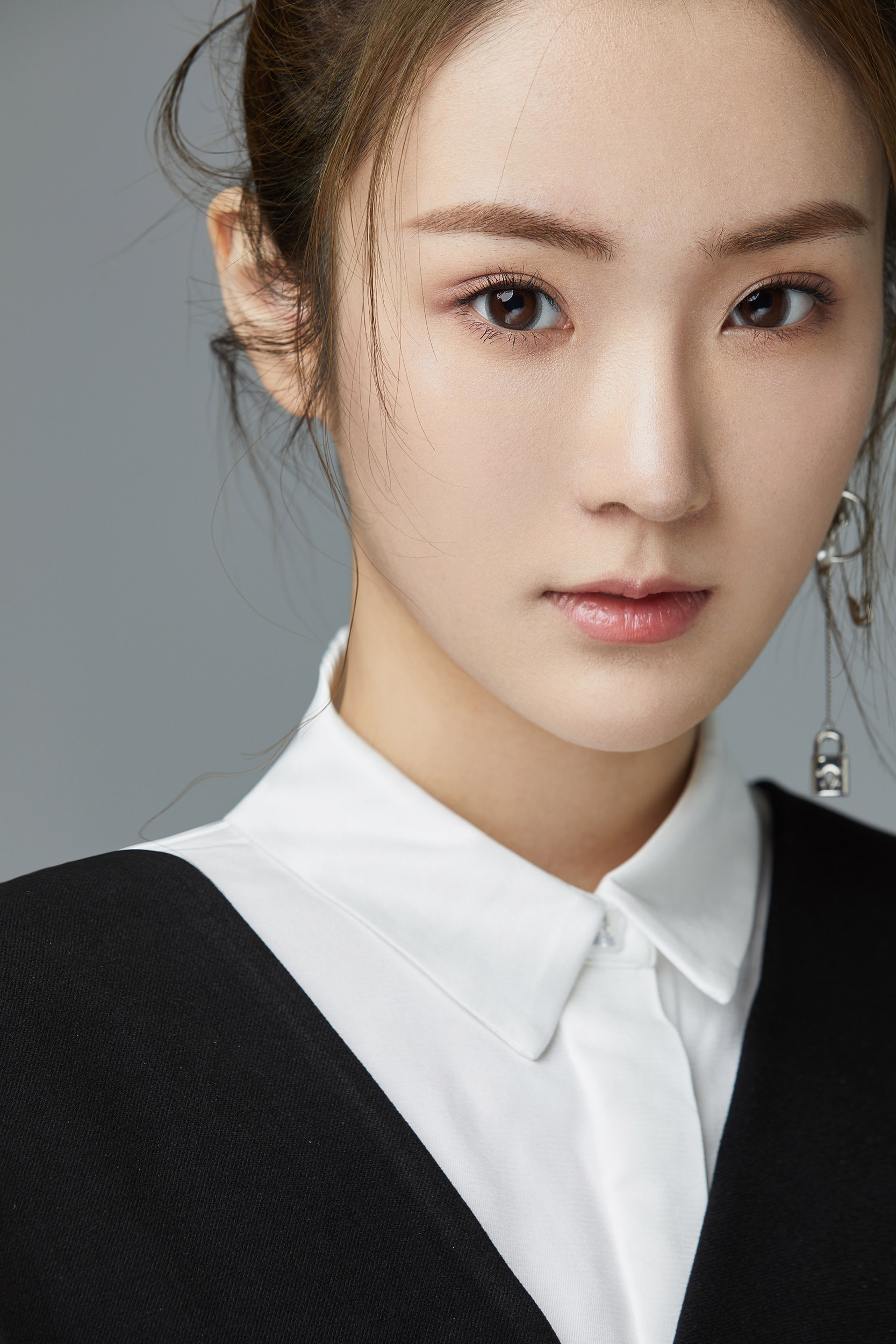 全能少女张可盈曝光学院风写真简约时髦质感十足