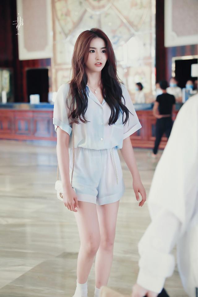 金子涵机场私服更新,米奇印花t恤搭配运动鞋,真是元气满满