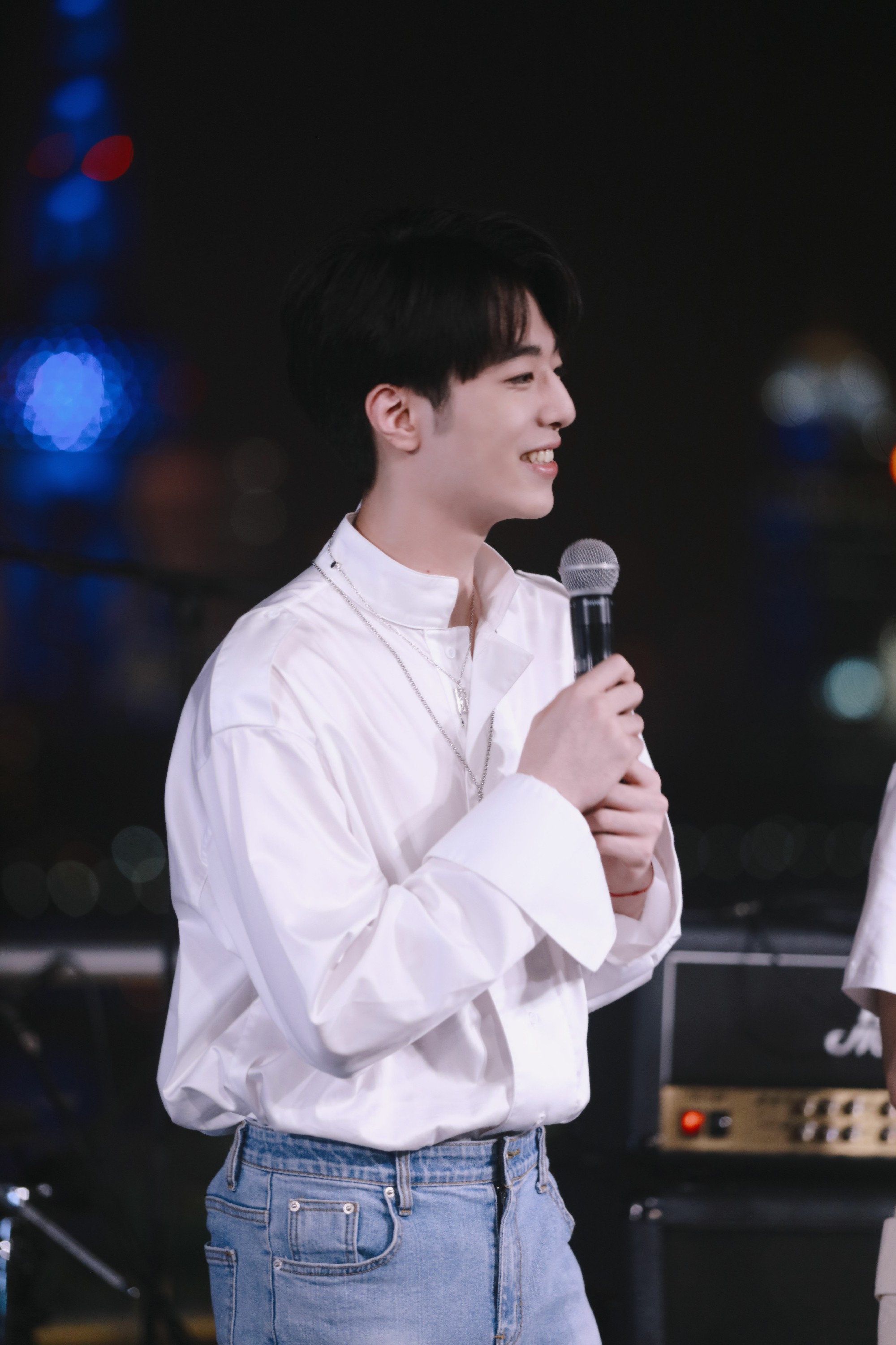 邓泽鸣化身"乘风少年" 闪耀盛夏之夜