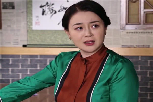 关婷娜原本是赵本山电视剧中化妆师的助理,而后被赵本山看中,出演了一