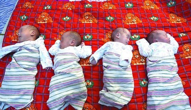 当看见最后一个娃,护士:老四将来有福了|四胞胎|怀孕|产妇_新浪新闻