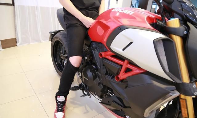 杜卡迪大魔鬼Diavel 1260 S覆以配版