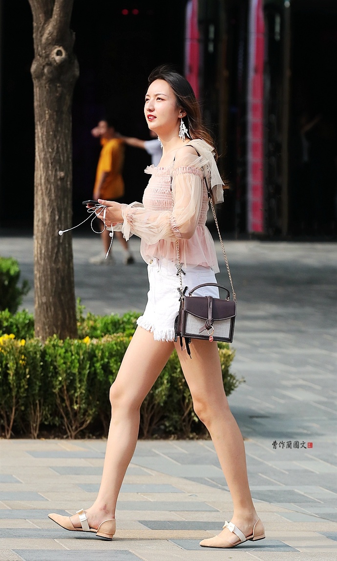 街拍提振精气神的短裤美女