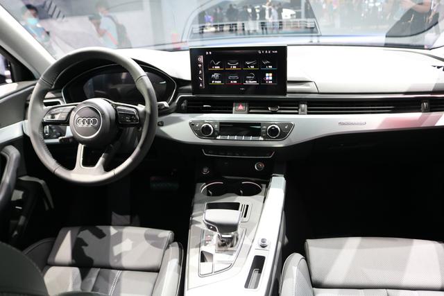 内饰部分,新款奥迪a4l采用升级后的奥迪虚拟座舱,配备悬浮式中控屏,全