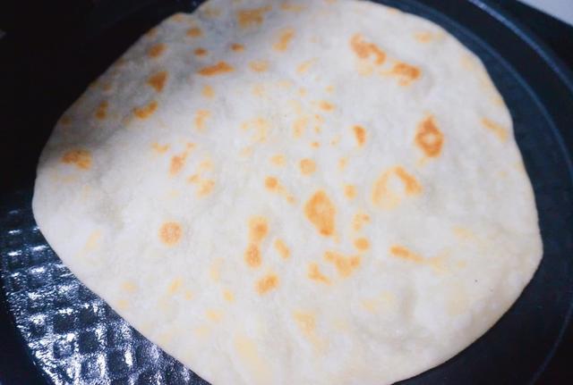 烙饼时,用冷水和面还是热水和面?这样做柔软又劲道,凉了也不硬