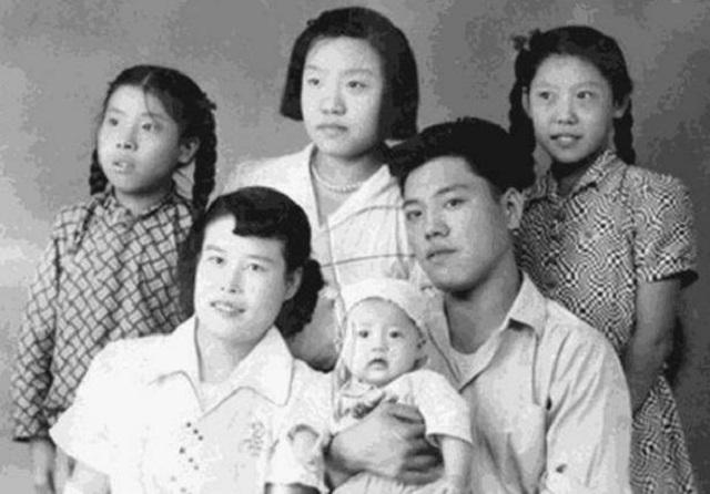 为报答恩情,单田芳娶了大他8岁的女人,妻子病故后26年没有再娶