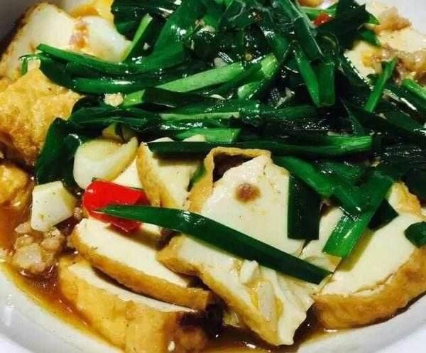 韭菜炒豆腐,材料家常便宜,制作简单方便,营养丰富美味下饭