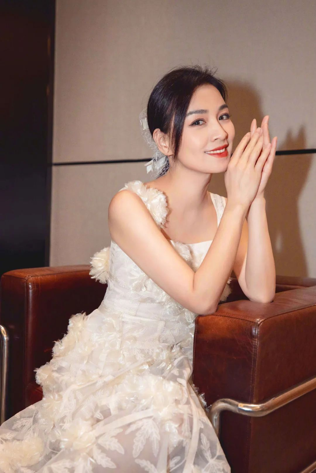 张庭真是不老女神穿白色上衣搭配半身裙简约优雅高级减龄