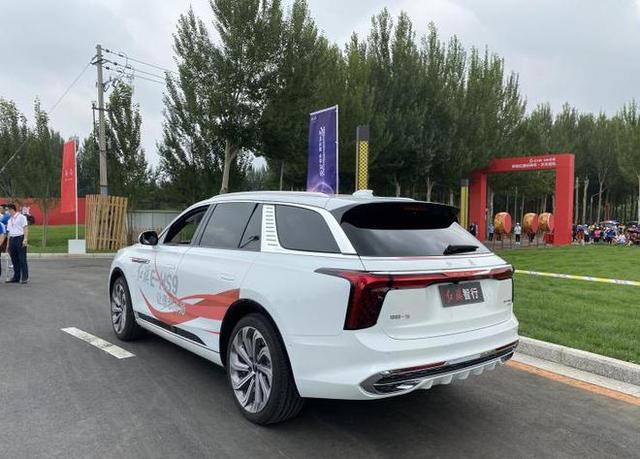 红旗旗下首款旗舰纯电动 SUV，据说支持无线充电！网友：豁我哟?