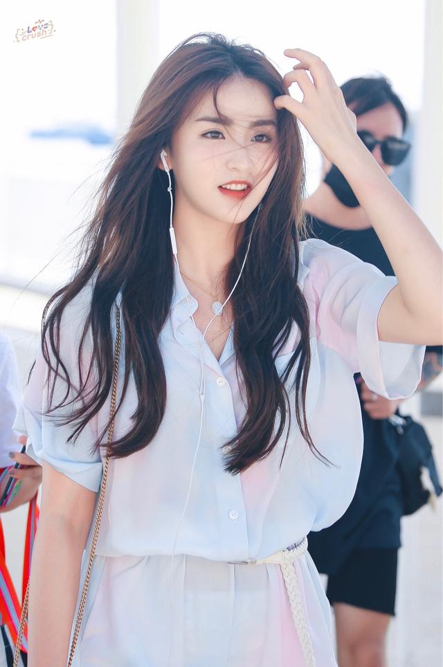 金子涵机场私服更新,米奇印花t恤搭配运动鞋,真是元气满满