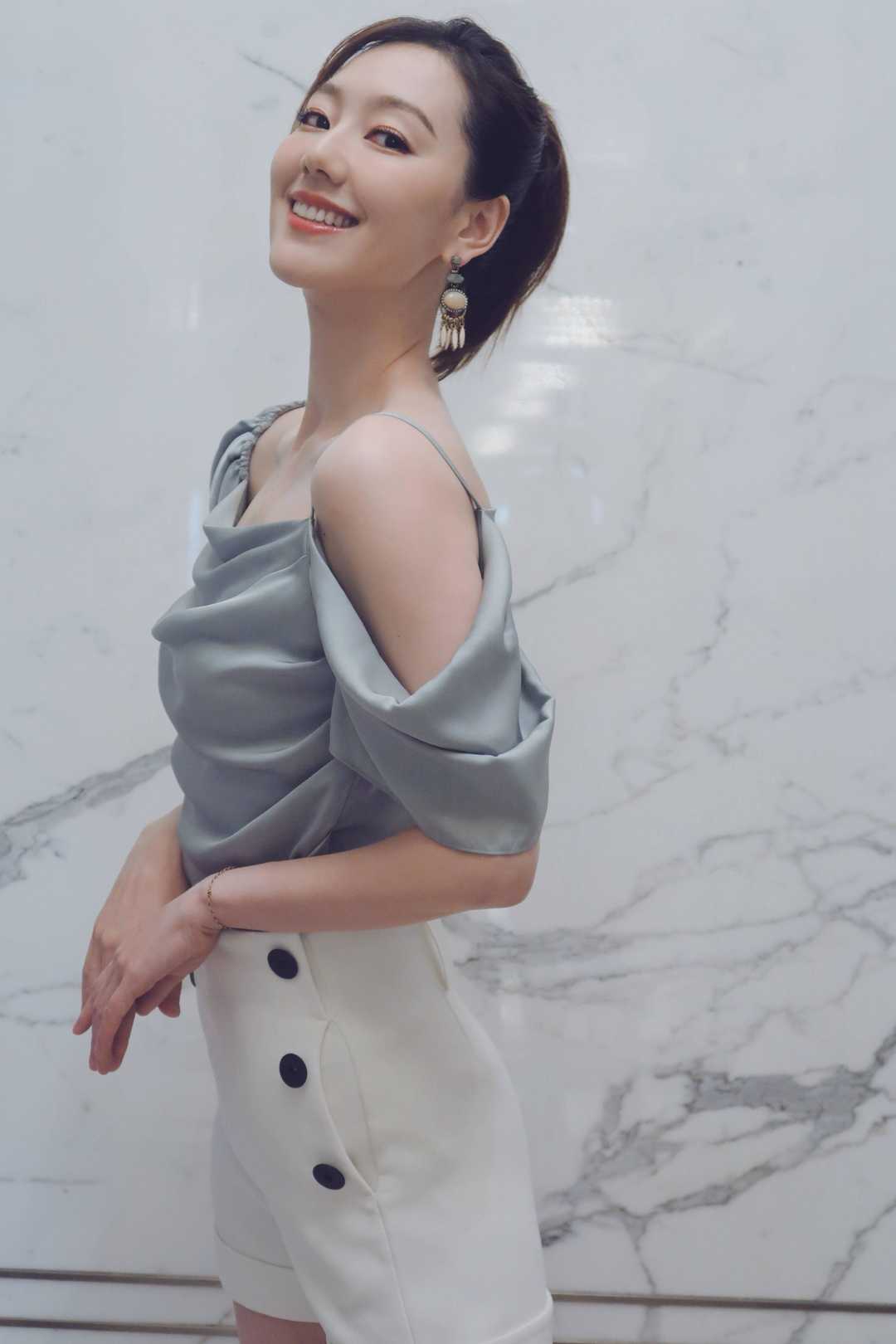 王冠气质出众,穿灰色吊带上衣搭配白色短裤显高显瘦,减龄优雅