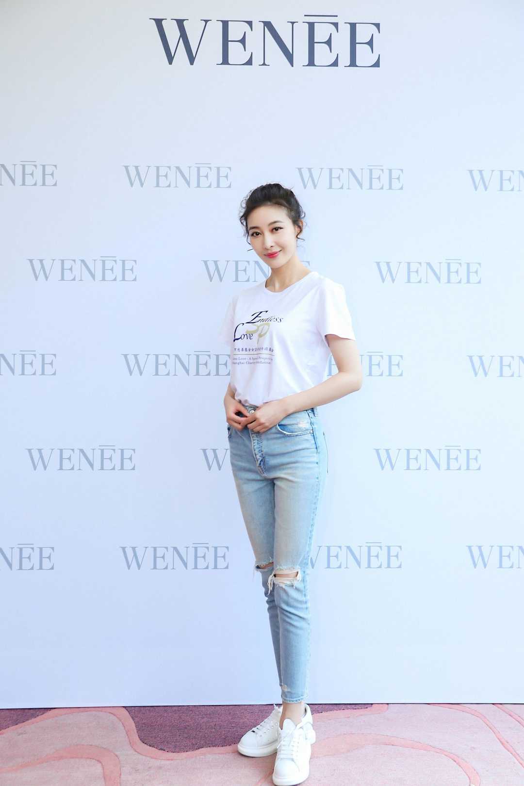 周知很有"阔太"气质范,扎发搭配连衣裙出席活动,高级优雅