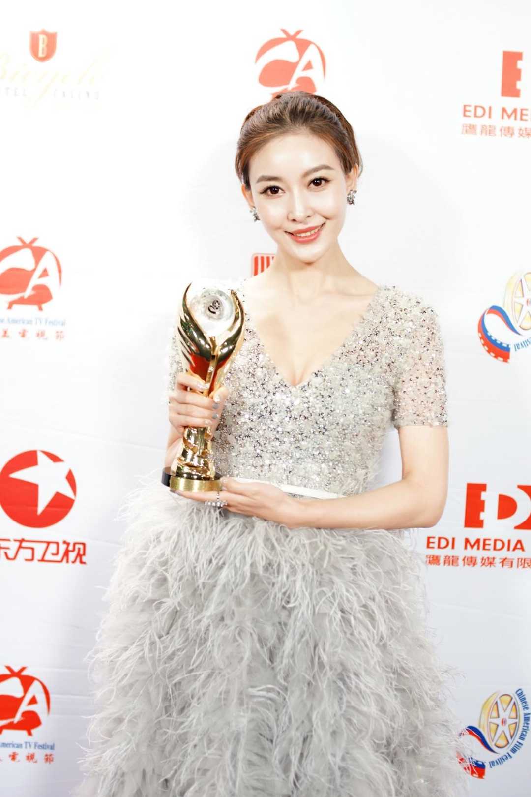 周知很有"阔太"气质范,扎发搭配连衣裙出席活动,高级优雅