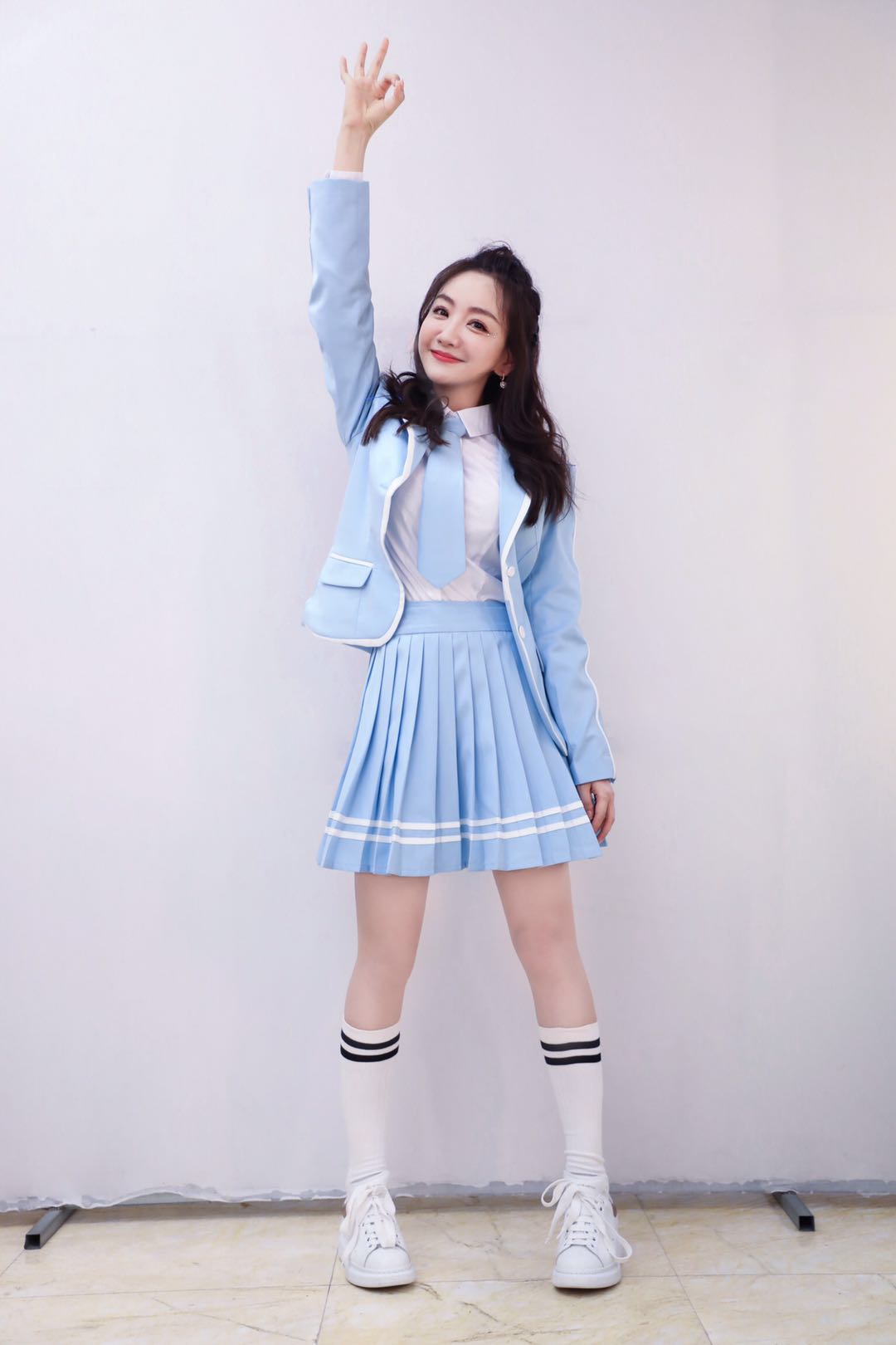 杨蓉一身蓝色调校服look化身18岁少女忒会穿有么有