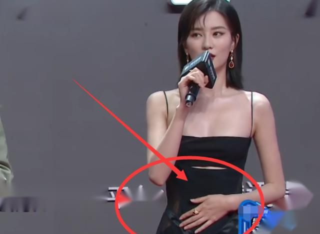 乔欣走红毯为啥全程捂肚子?当她把手放下,看清后,瞬间明白了!