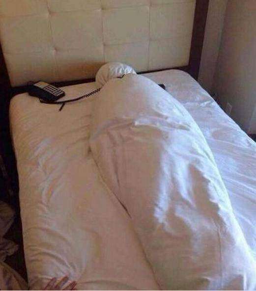 退房的房间时就遇到了尴尬的一幕,这对情侣竟然将床单卷成了一个怀孕