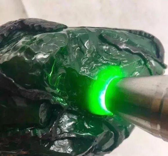 8000买全身黝黑的翡翠原石, 仅开一面窗都是帝王绿, 烟花放不断!