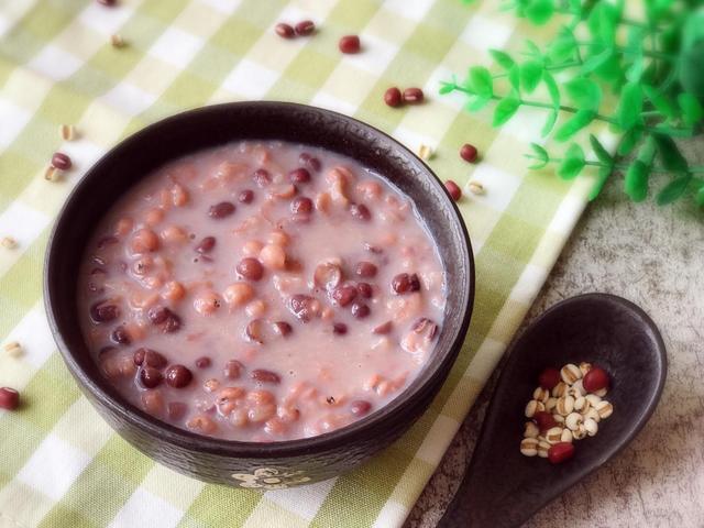 粥的种类有很多,常见的是甜粥和咸粥,早上的时候喝粥都是很养人的.