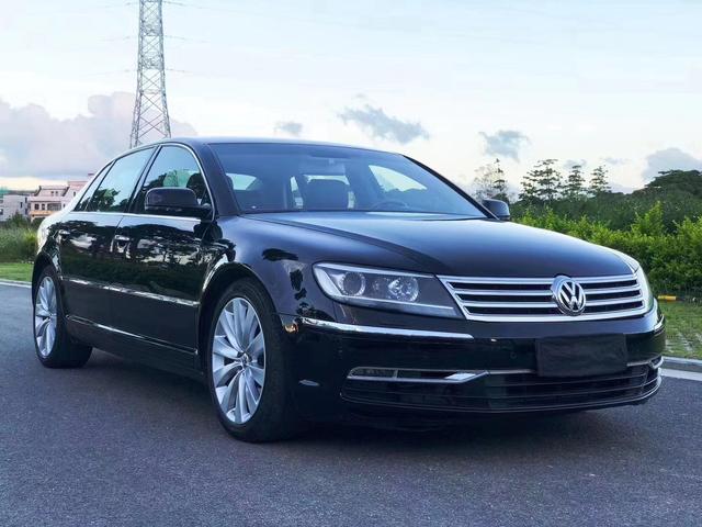 实拍大众辉腾售价14万,外观气派稳重,彰显出无与伦比的豪华风范