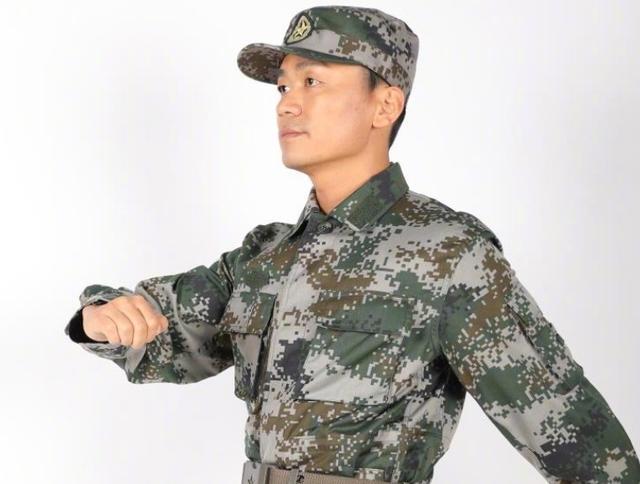 最近看到王宝强将自己的微博头像换成了穿军装的他,就让大家想到了他