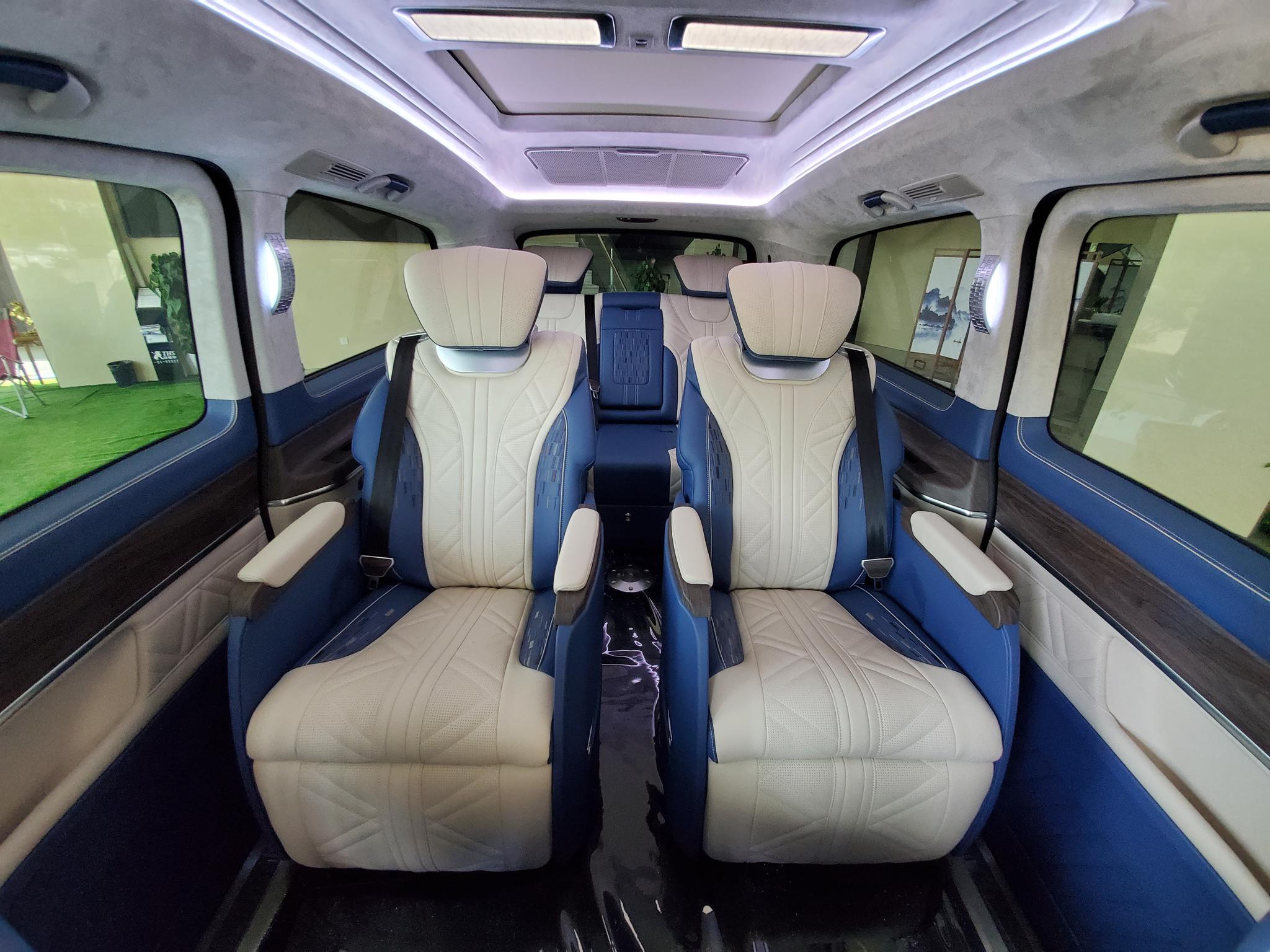 最新超级火爆的一款奔驰v260l 蓝白内饰设计