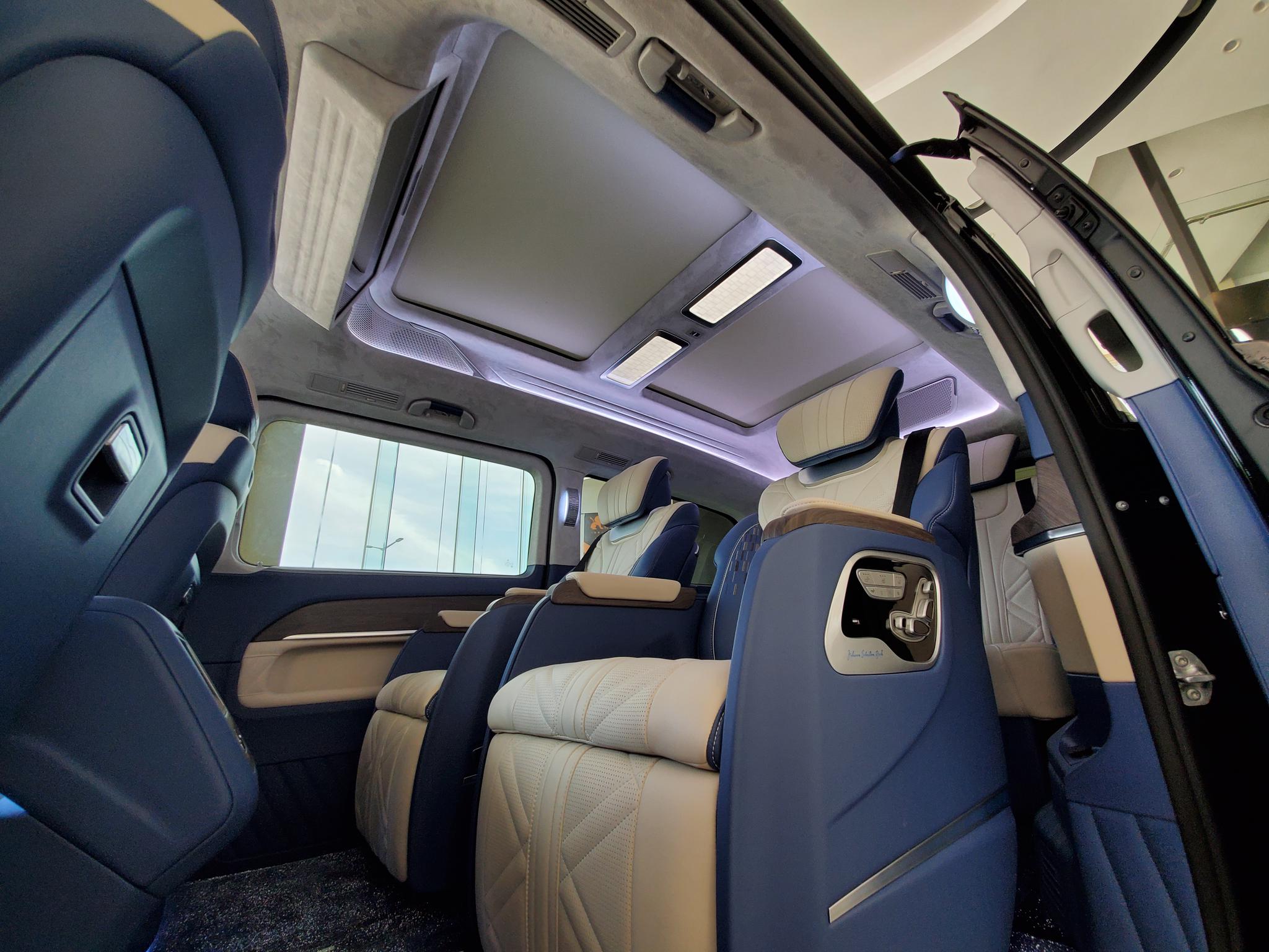 最新超级火爆的一款奔驰v260l 蓝白内饰设计