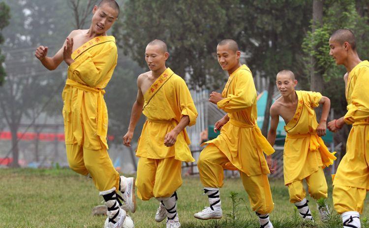 河南组建少林足球队秀特技回旋倒钩吓坏外国媒体