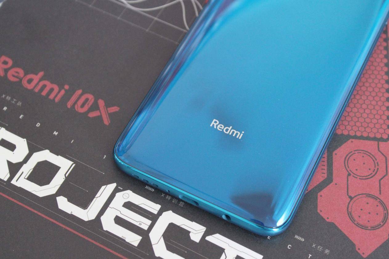 将手机拿出后,能看到redmi 10x 5g的屏幕采用的是水滴全面屏的设计