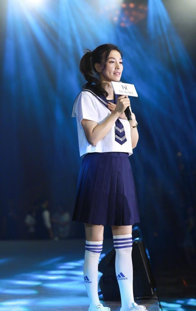 张庭真是不老女神穿白色上衣搭配半身裙简约优雅高级减龄