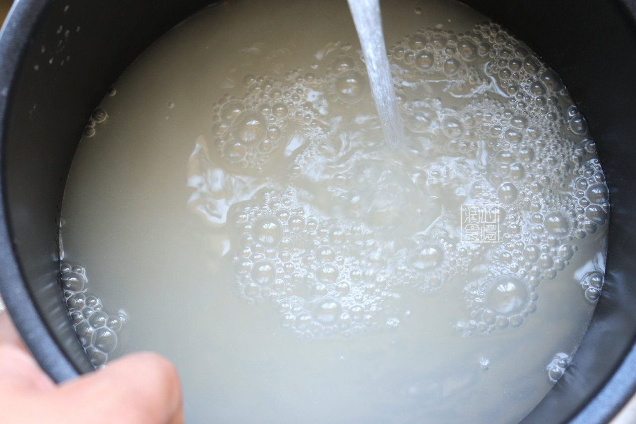 煮饭时别只会淘米加水下锅煮多加两种食材米饭洁白粒粒分明