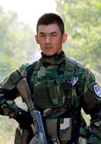 他8岁被母亲抛弃,为了生活给人当保镖,如今却成知名演员!
