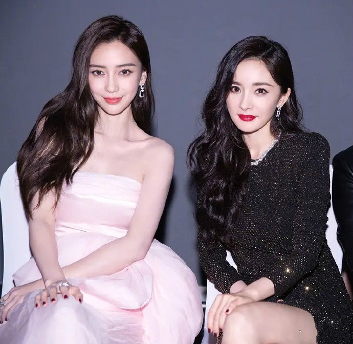 baby和杨幂同框,杨氏姐妹花挺会挑礼服裙,真养眼