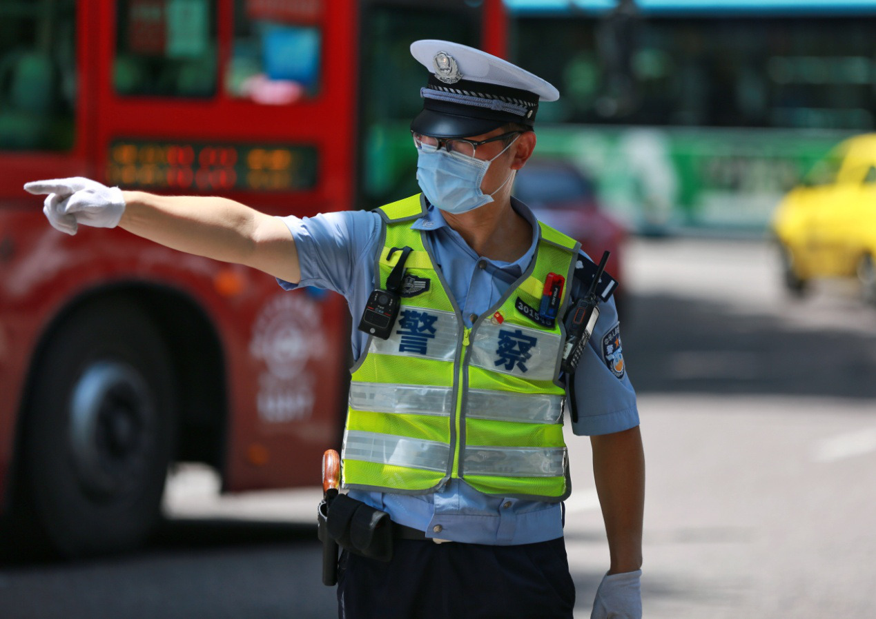烈日下的坚守丨渝中交巡警战高温斗酷暑力保道路安全畅通