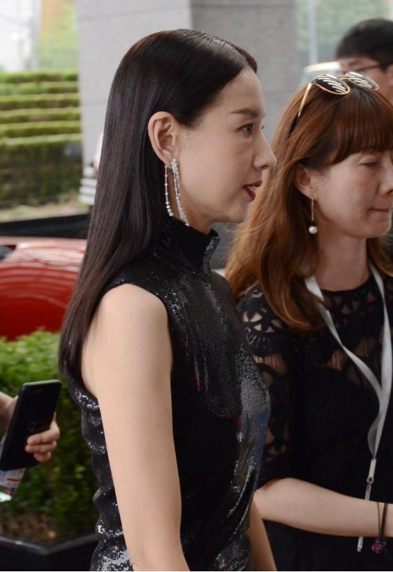 路人镜头下的董洁太显老,皮肤松弛还下垂,真太让人心疼了