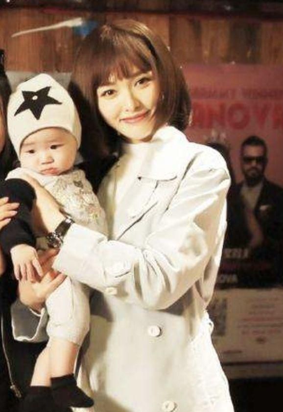 辟谣唐嫣否认生双胞胎传闻提及女儿一脸幸福罗晋状态大不同